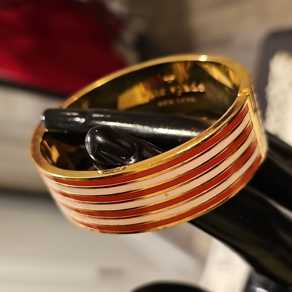 Kate Spade Red/White/Gold HOLIDAY Bangle Braclet w/ idiom "No strings Attached" - Picture 8 of 11